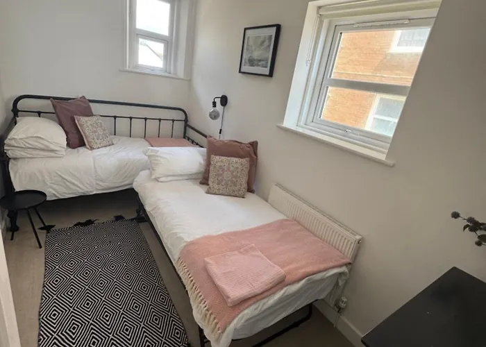 Seaview Flat With Balcony, Spacious 2 Bedroom
