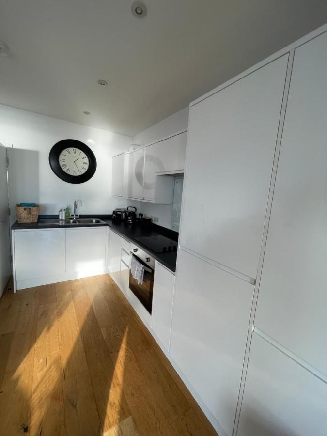 Seaview Flat With Balcony, Spacious 2 Bedroom