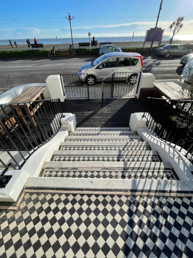 Seaview Flat With Balcony, Spacious 2 Bedroom * Worthing