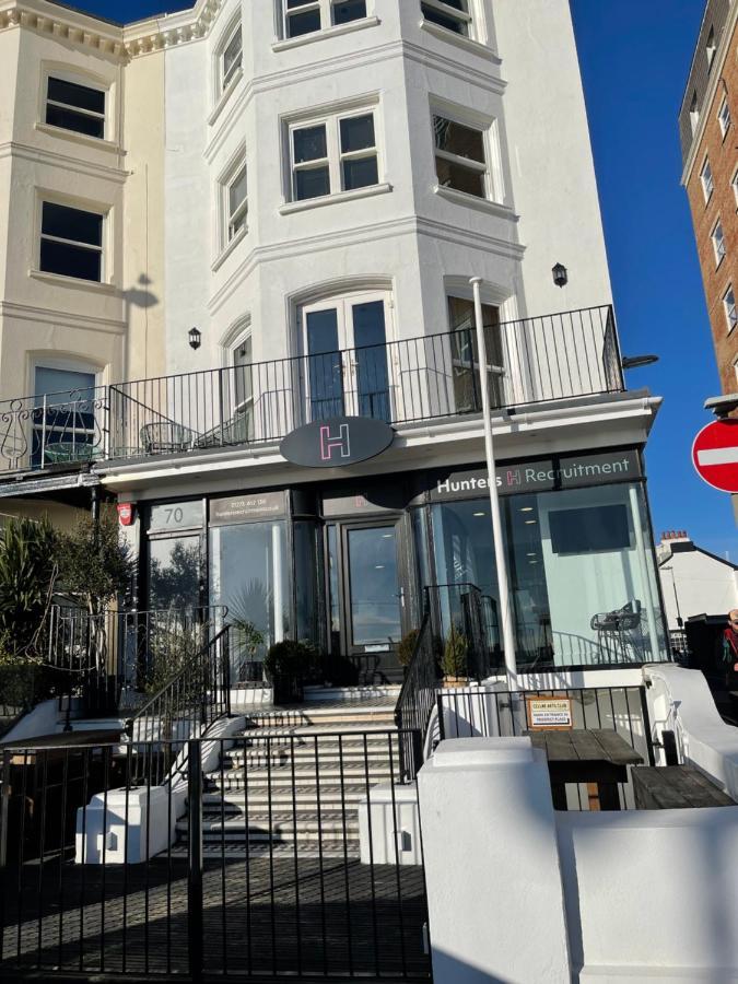 Seaview Flat With Balcony, Spacious 2 Bedroom
