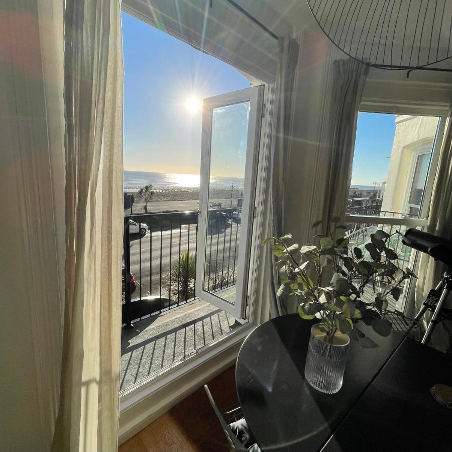 Seaview Flat With Balcony, Spacious 2 Bedroom * Worthing