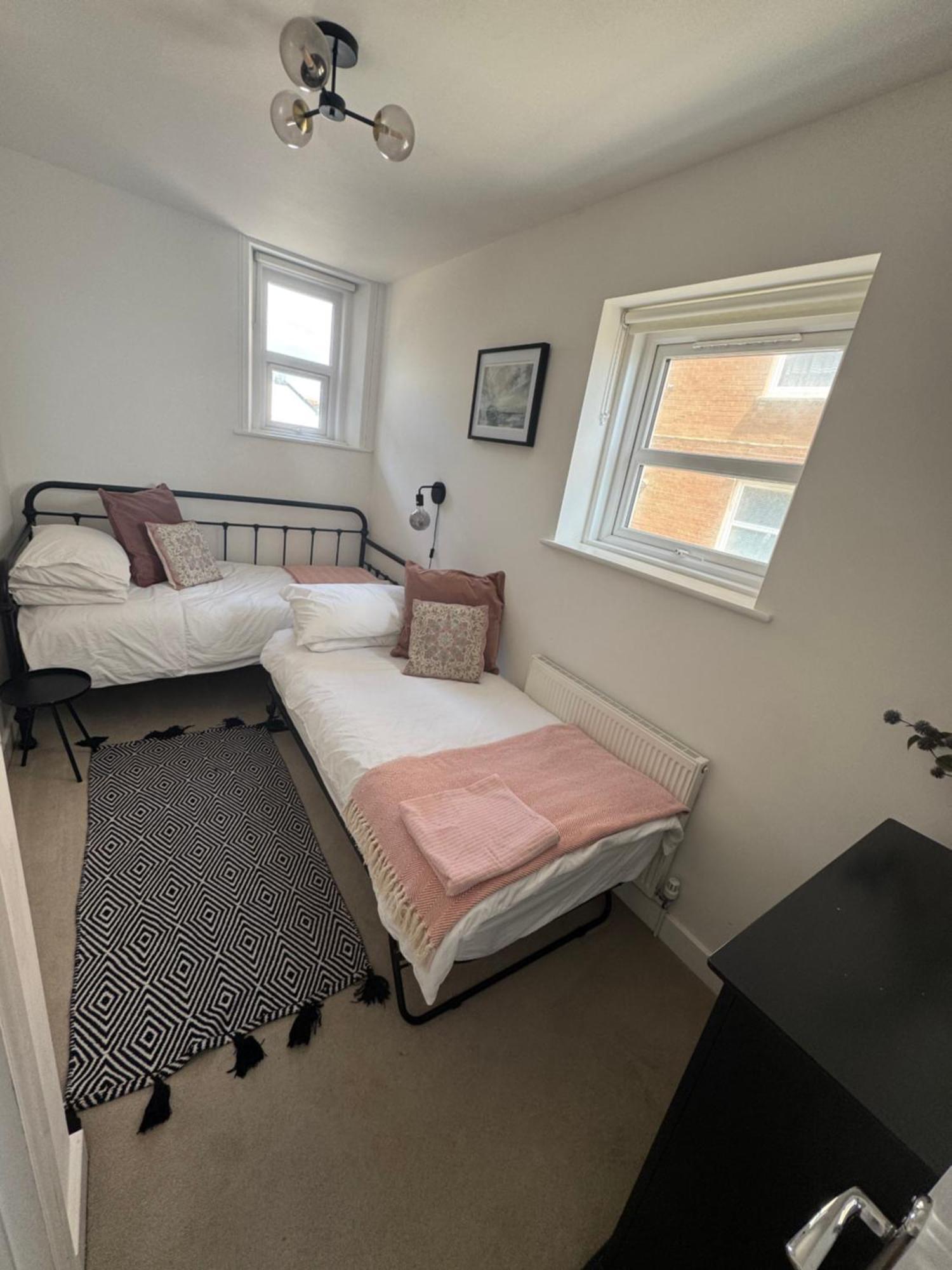 Seaview Flat With Balcony, Spacious 2 Bedroom *
